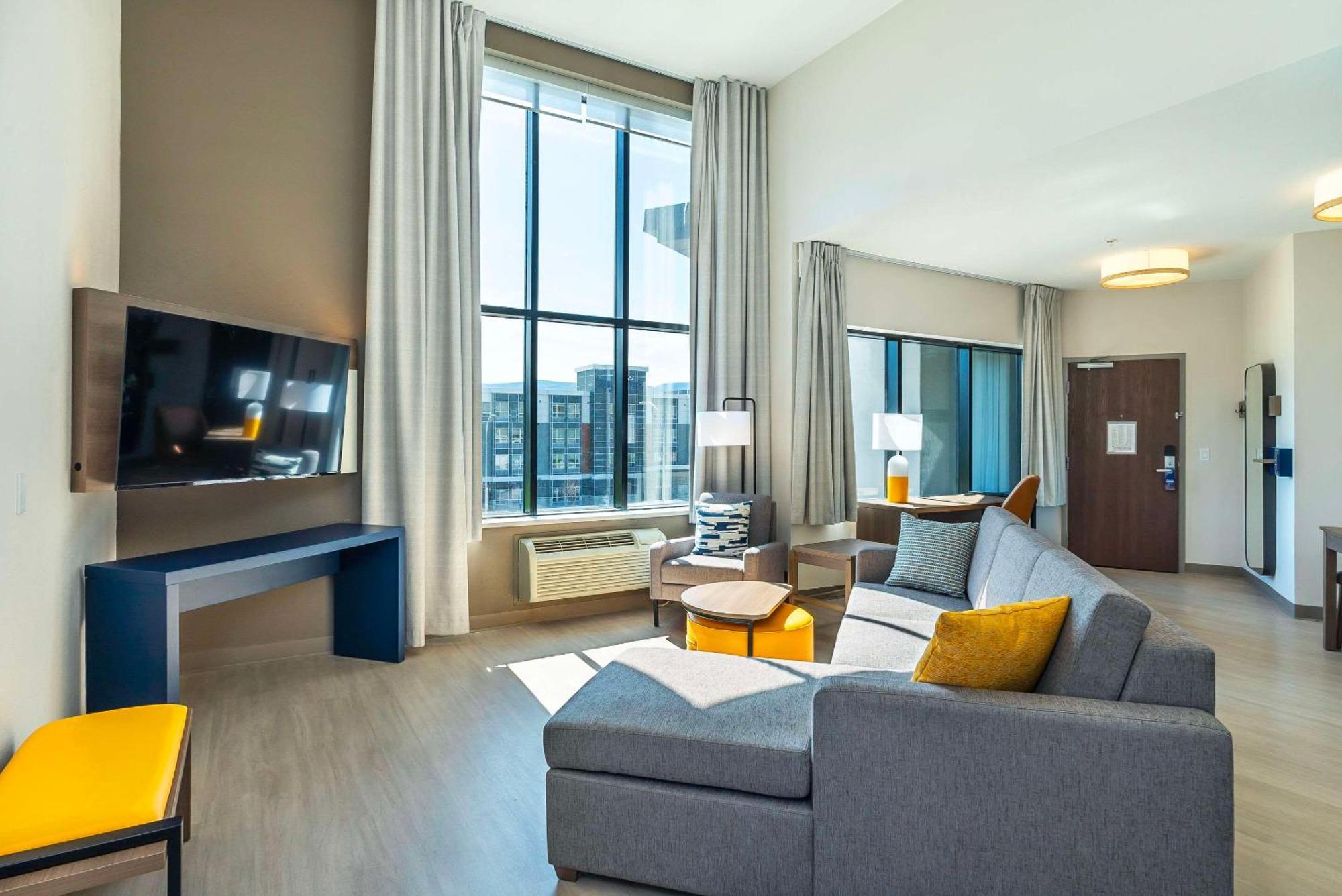 Comfort Suites Kelowna Zewnętrze zdjęcie