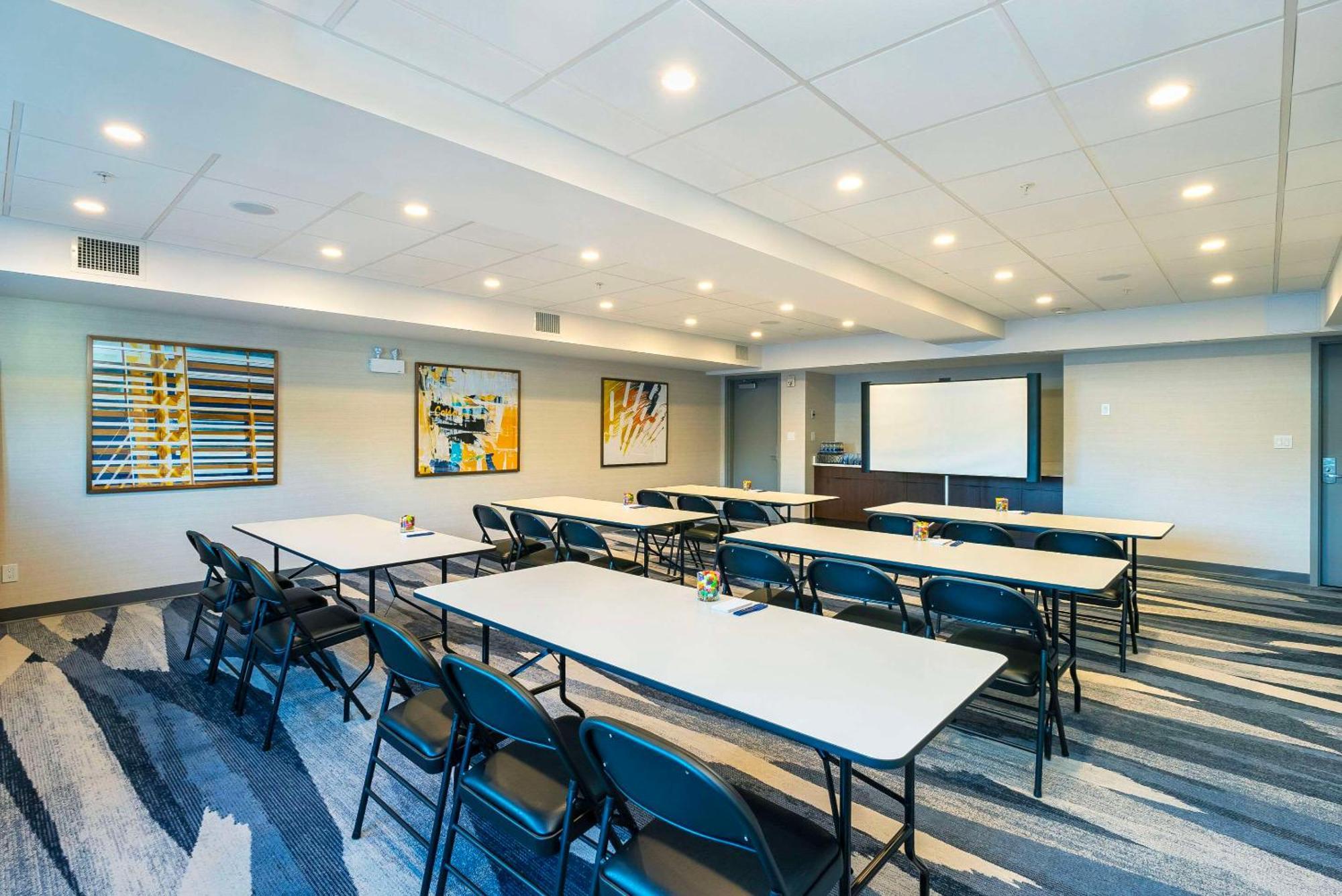Comfort Suites Kelowna Zewnętrze zdjęcie