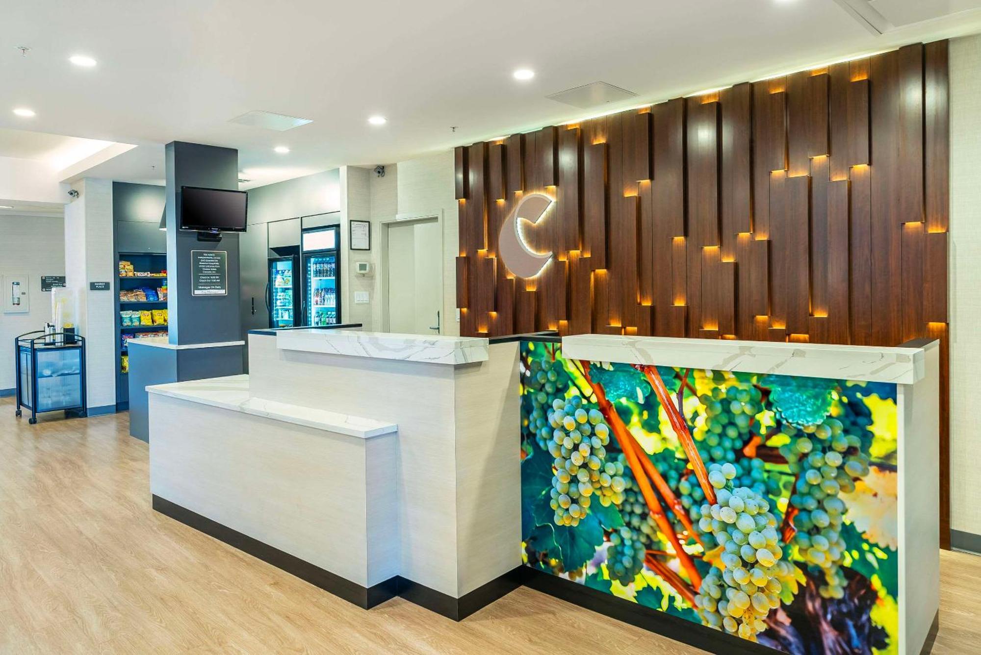 Comfort Suites Kelowna Zewnętrze zdjęcie